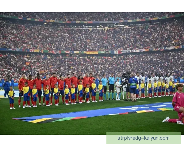 欧洲杯冠军游行：球队欢庆辉煌成就，球迷齐聚共享荣耀时刻